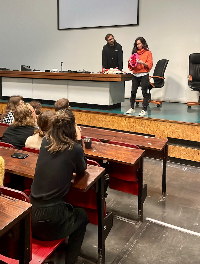 Charline Vermont de @orgasme_et_moi animant la partie de la conférence dédiée à l'anatomie des organes sexuels et de plaisir. 